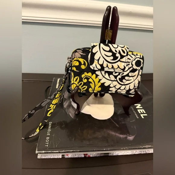 Vera Bradley Quilted Fabric Zip Wallet ID Phone Case Wristlet - Picture 1 of 3